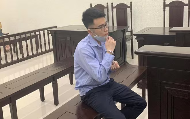 Nguyễn Hiểu Phong bị đưa ra xét xử tại phiên tòa. Nguyễn Hiểu Phong bị đưa ra xét xử tại phiên tòa.