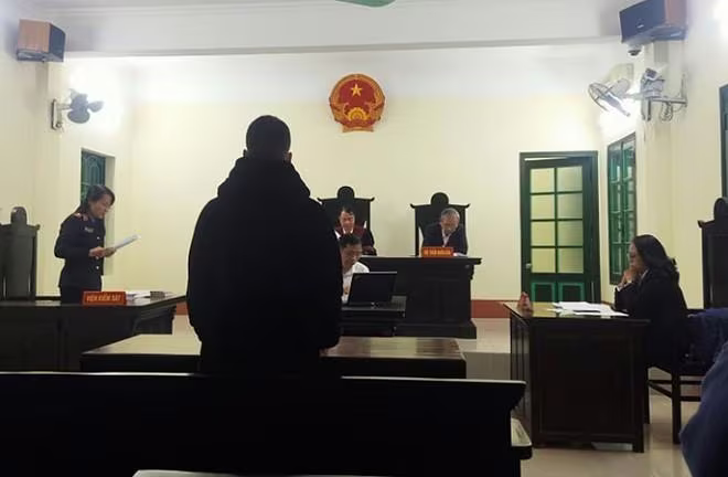 Nguyễn Trí Đức bị đưa ra xét xử tại phiên tòa. Nguyễn Trí Đức bị đưa ra xét xử tại phiên tòa.