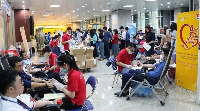 Cán bộ nhân viên, đoàn viên thanh niên các cơ sở đoàn trực thuộc PVcomBank tham gia hiến máu nhân đạo Cán bộ nhân viên, đoàn viên thanh niên các cơ sở đoàn trực thuộc PVcomBank tham gia hiến máu nhân đạo