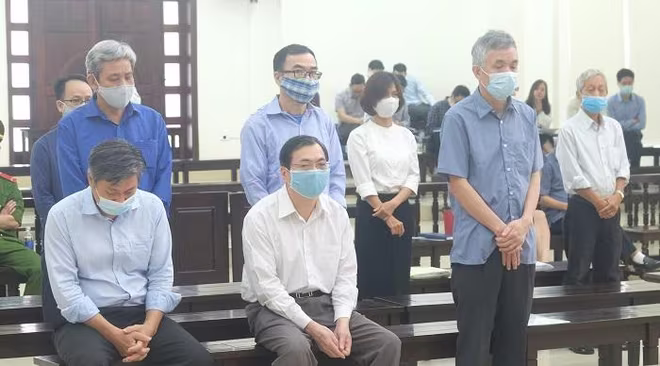 Các bị cáo trong vụ án bị đưa ra xét xử tại phiên tòa. Các bị cáo trong vụ án bị đưa ra xét xử tại phiên tòa.