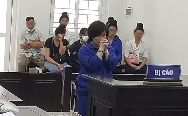 Bị tuyên án tử, Lò Thị Hoa bưng mặt khóc nức nở. Bị tuyên án tử, Lò Thị Hoa bưng mặt khóc nức nở.