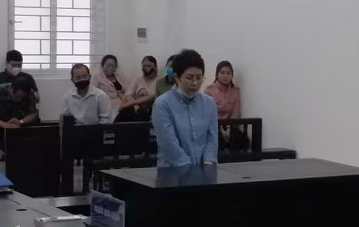 Hoàng Thị Kim Hoa bị đưa ra xét xử tại phiên tòa. Hoàng Thị Kim Hoa bị đưa ra xét xử tại phiên tòa.