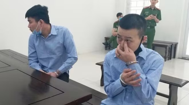 Hai nam thanh niên dùng dao kiếm đánh nhau bị đưa ra xét xử tại phiên tòa. Hai nam thanh niên dùng dao kiếm đánh nhau bị đưa ra xét xử tại phiên tòa.