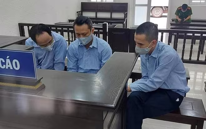 Các bị cáo bị đưa ra xét xử tại phiên tòa. Các bị cáo bị đưa ra xét xử tại phiên tòa.