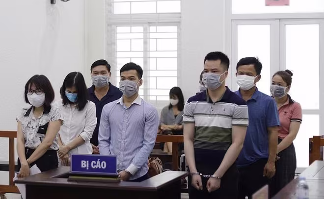 Các bị cáo trong vụ án bị đưa ra xét xử tại phiên tòa.