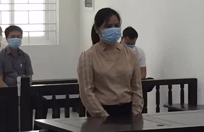 Dương Sơn Ca bị đưa ra xét xử tại phiên tòa. Dương Sơn Ca bị đưa ra xét xử tại phiên tòa.