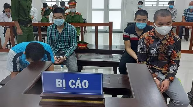 Các bị cáo trong vụ án bị đưa ra xét xử tại phiên tòa.