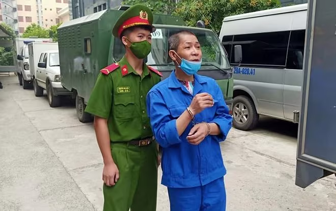 Lê Minh Thảo bị dẫn giải trở lại trại tạm giam sau phiên xử. Lê Minh Thảo bị dẫn giải trở lại trại tạm giam sau phiên xử.