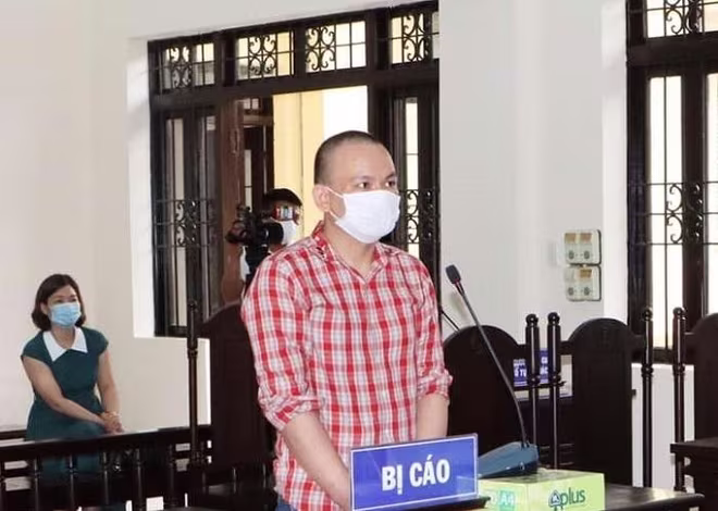 Bị cáo Nguyễn Văn Quý bị đưa ra xét xử tại phiên tòa. Bị cáo Nguyễn Văn Quý bị đưa ra xét xử tại phiên tòa.