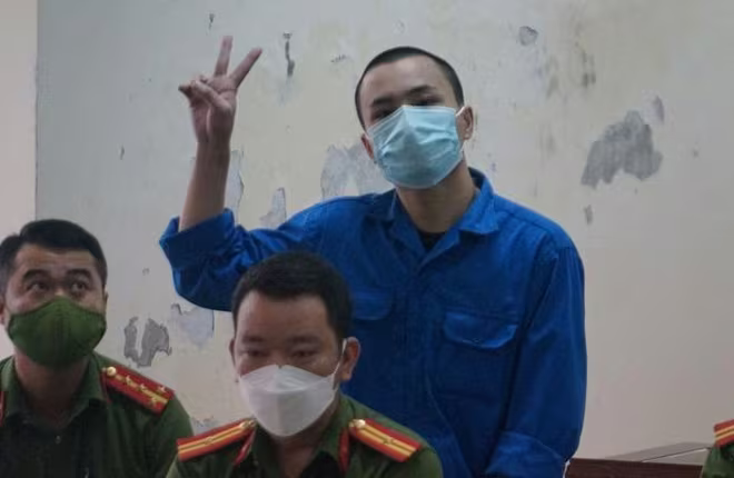 Bùi Mạnh Tiến (tức Tiến "trắng", con nuôi Đường "Nhuệ") luôn làm trò tại phiên tòa. Bùi Mạnh Tiến (tức Tiến "trắng", con nuôi Đường "Nhuệ") luôn làm trò tại phiên tòa.