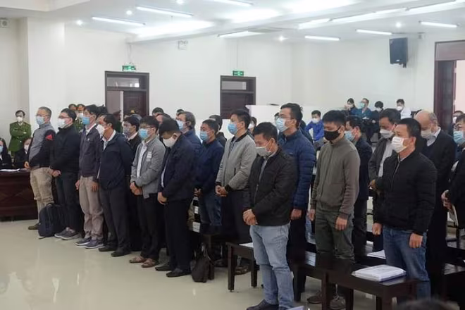 Các bị cáo trong vụ án bị đưa ra xét xử tại phiên tòa. Các bị cáo trong vụ án bị đưa ra xét xử tại phiên tòa.