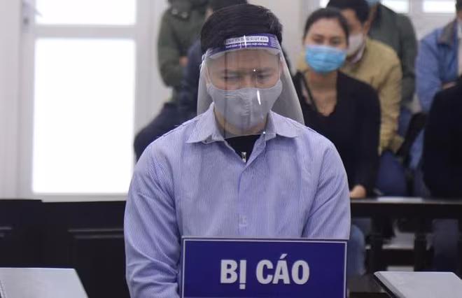 Giám đốc Công ty Phú Hưng bị đưa ra xét xử tại phiên tòa. Giám đốc Công ty Phú Hưng bị đưa ra xét xử tại phiên tòa.