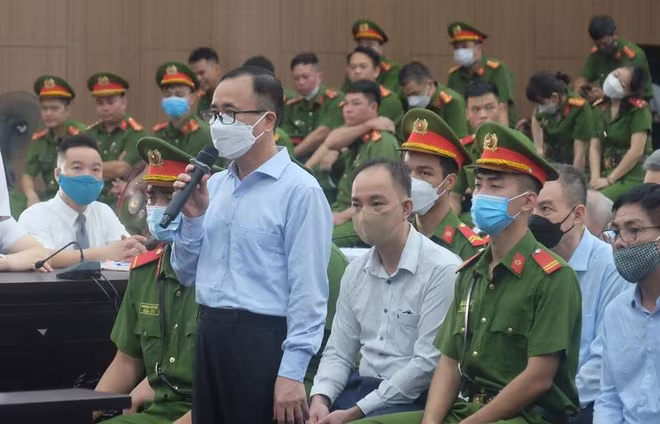 Cựu Bí thư tỉnh Bình Dương trả lời thẩm vấn tại tòa. Cựu Bí thư tỉnh Bình Dương trả lời thẩm vấn tại tòa.