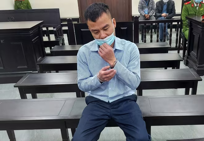 Trần Đăng Long bị đưa ra xét xử tại phiên tòa Trần Đăng Long bị đưa ra xét xử tại phiên tòa