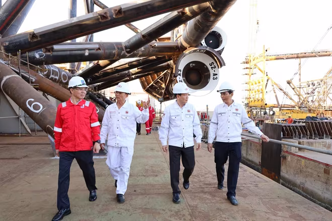 Chủ tịch HĐTV Petrovietnam Lê Mạnh Hùng thị sát công trường dự án. Chủ tịch HĐTV Petrovietnam Lê Mạnh Hùng thị sát công trường dự án.