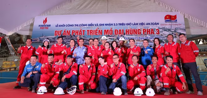 Tập thể CBCNV tham gia dự án thể hiện quyết tâm hoàn thành dự án vượt tiến độ đề ra. Tập thể CBCNV tham gia dự án thể hiện quyết tâm hoàn thành dự án vượt tiến độ đề ra.