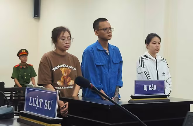 Các bị cáo trong vụ án bị đưa ra xét xử tại phiên tòa.