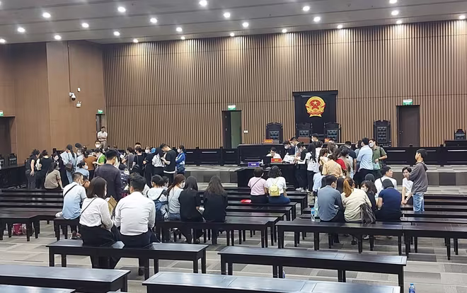 Phiên tòa xét xử các bị cáo cho vay lãi nặng đã tạm hoãn do vắng nhiều bị cáo. Phiên tòa xét xử các bị cáo cho vay lãi nặng đã tạm hoãn do vắng nhiều bị cáo.