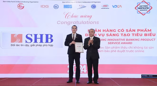 Đại diện SHB (bên trái) nhận giải thưởng “Ngân hàng có sản phẩm dịch vụ sáng tạo tiêu biểu”. Đại diện SHB (bên trái) nhận giải thưởng “Ngân hàng có sản phẩm dịch vụ sáng tạo tiêu biểu”.