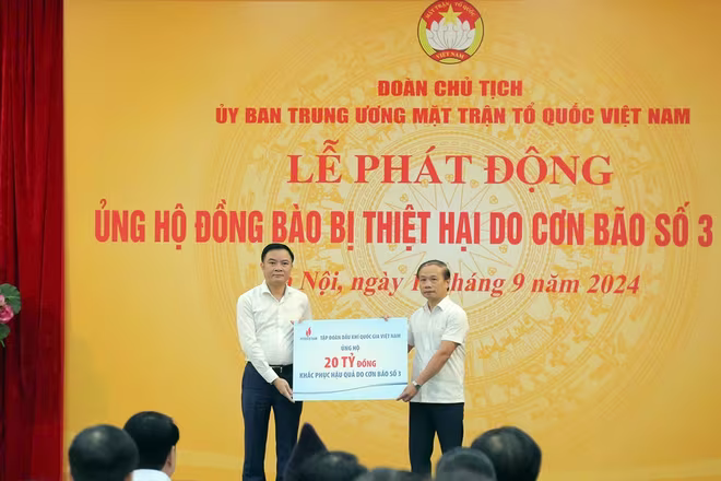Lãnh đạo, người lao động Petrovietnam quyên góp ủng hộ, trao quà cho đồng bào bị thiệt hại do bão số 3.