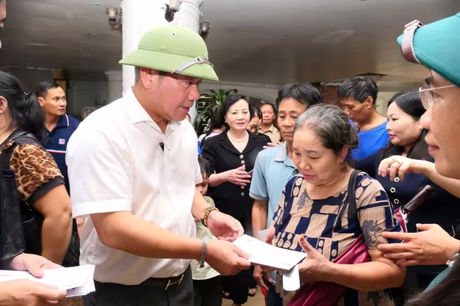 Lãnh đạo, người lao động Petrovietnam quyên góp ủng hộ, trao quà cho đồng bào bị thiệt hại do bão số 3.