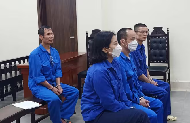 Các bị cáo bị đưa ra xét xử tại phiên tòa. Các bị cáo bị đưa ra xét xử tại phiên tòa.