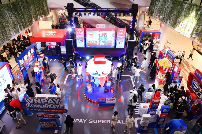 Khán giả mọi độ tuổi háo hức tới trải nghiệm chuỗi sự kiện VNPAY SUPER SALE. Khán giả mọi độ tuổi háo hức tới trải nghiệm chuỗi sự kiện VNPAY SUPER SALE.