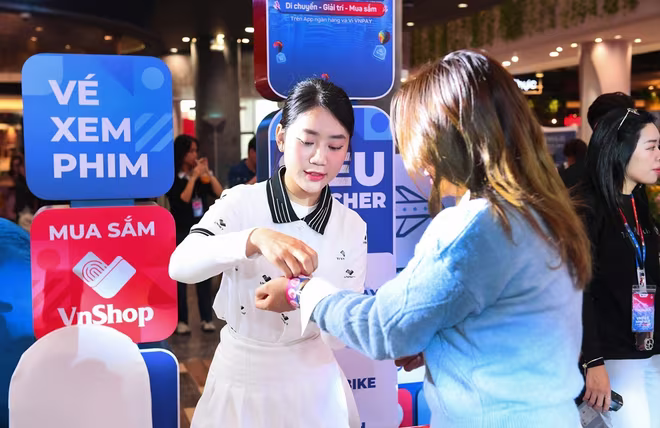 Khu vực minigame thu hút đông đảo khách hàng tham gia thử thách. Khu vực minigame thu hút đông đảo khách hàng tham gia thử thách.