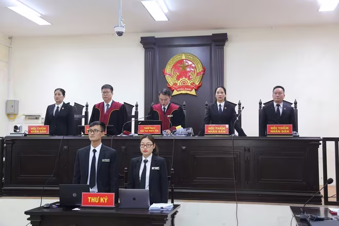 Hội đồng xét xử vụ án gồm 5 thành viên và 2 thư ký ghi chép diễn biến phiên tòa. Hội đồng xét xử vụ án gồm 5 thành viên và 2 thư ký ghi chép diễn biến phiên tòa.