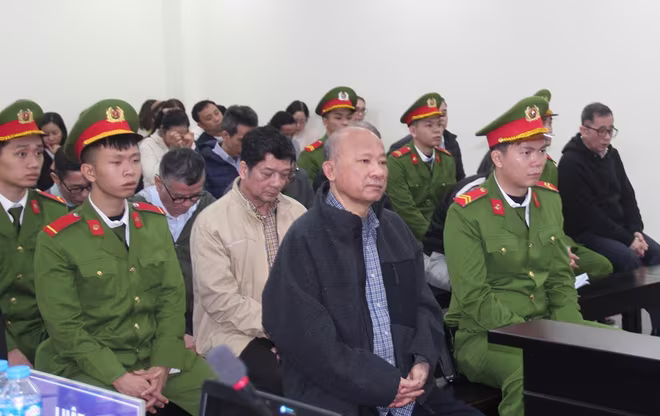 Cựu Chủ tịch tỉnh Bình Thuận Lê Tiến Phương và đồng phạm. Cựu Chủ tịch tỉnh Bình Thuận Lê Tiến Phương và đồng phạm.