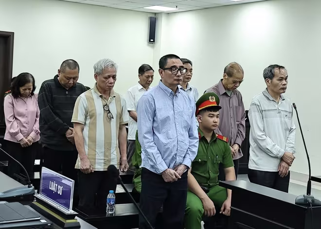 Các bị cáo trong vụ án tại phiên tòa.