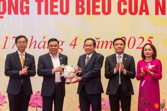 Lãnh đạo Tập đoàn trao quà lưu niệm thay lời cảm ơn đến Chủ tịch Quốc hội Trần Thanh Mẫn Lãnh đạo Tập đoàn trao quà lưu niệm thay lời cảm ơn đến Chủ tịch Quốc hội Trần Thanh Mẫn