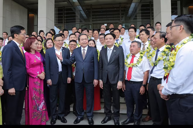 Chủ tịch Quốc hội Trần Thanh Mẫn trao đổi với đội ngũ lãnh đạo và người lao động tiêu biểu của Petrovietnam Chủ tịch Quốc hội Trần Thanh Mẫn trao đổi với đội ngũ lãnh đạo và người lao động tiêu biểu của Petrovietnam