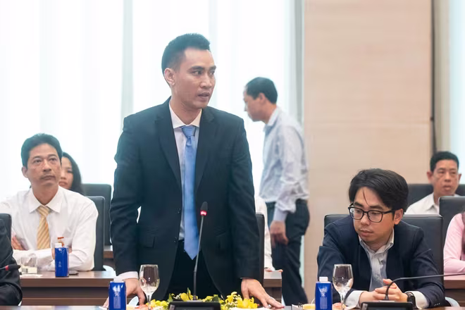 Ông Nguyễn Hoàng Đức đến từ dự án Bir Seba (Algeria) của Tổng Công ty Thăm dò Khai thác Dầu khí (PVEP) chia sẻ và kiến nghị với Chủ tịch Quốc hội Ông Nguyễn Hoàng Đức đến từ dự án Bir Seba (Algeria) của Tổng Công ty Thăm dò Khai thác Dầu khí (PVEP) chia sẻ và kiến nghị với Chủ tịch Quốc hội