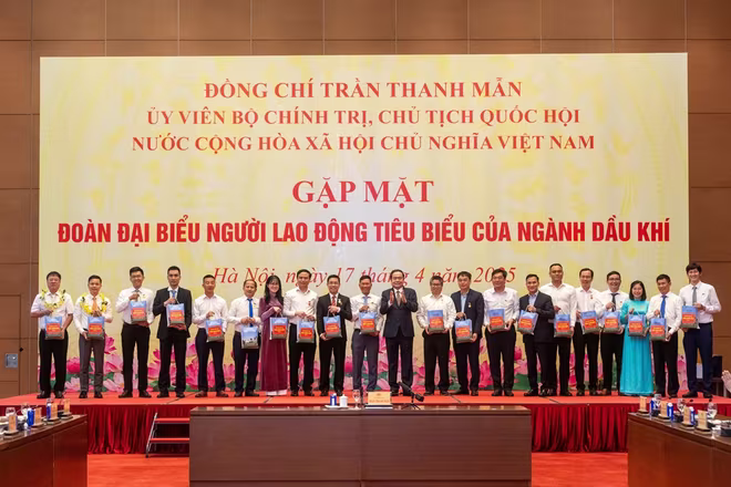 Chủ tịch Quốc hội Trần Thanh Mẫn trao quà cho đại diện người lao động tiêu biểu của Petrovietnam Chủ tịch Quốc hội Trần Thanh Mẫn trao quà cho đại diện người lao động tiêu biểu của Petrovietnam