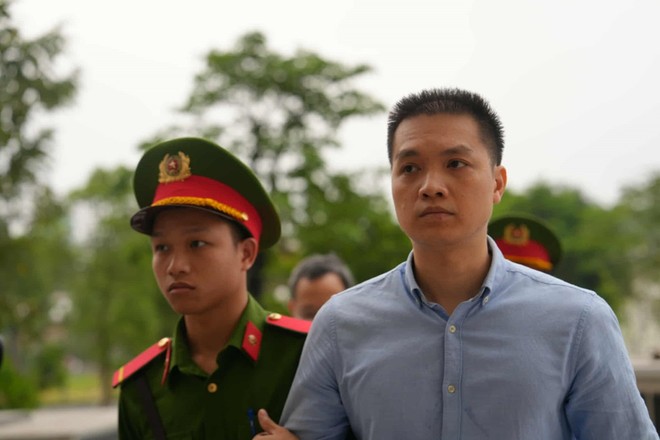 Bị cáo trong vụ án bị dẫn giải tới phiên tòa