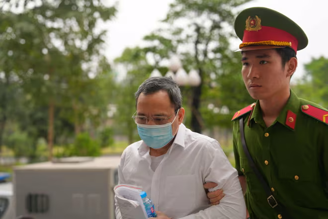 Bị cáo Nguyễn Danh Sơn - cựu Giám đốc Công ty mua bán điện, thuộc EVN Bị cáo Nguyễn Danh Sơn - cựu Giám đốc Công ty mua bán điện, thuộc EVN