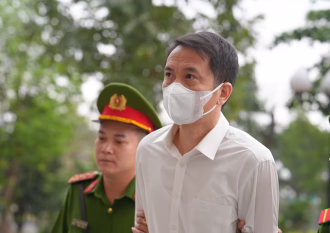 BỊ cáo Phương Hoàng Kim - cựu Phó phòng cấp phép và quan hệ công chúng, Cục Điều tiết Điện lực BỊ cáo Phương Hoàng Kim - cựu Phó phòng cấp phép và quan hệ công chúng, Cục Điều tiết Điện lực