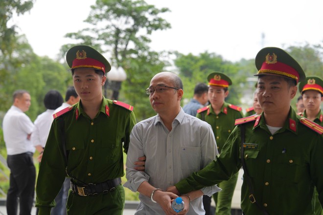 Bị cáo trong vụ án bị dẫn giải tới phiên tòa