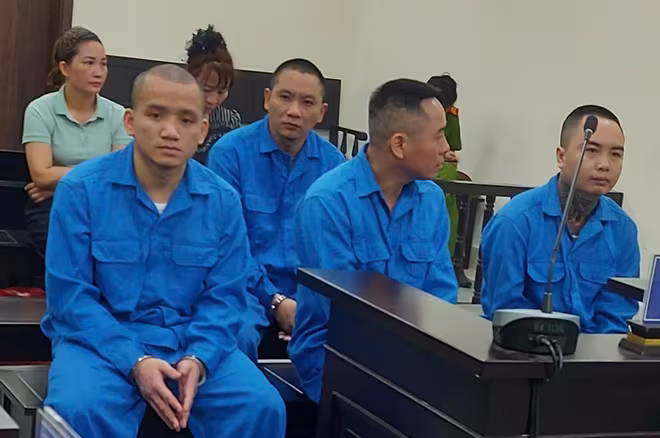 Nguyễn Đình Tỵ (ở giữa, hàng trên) và các bị cáo liên quan