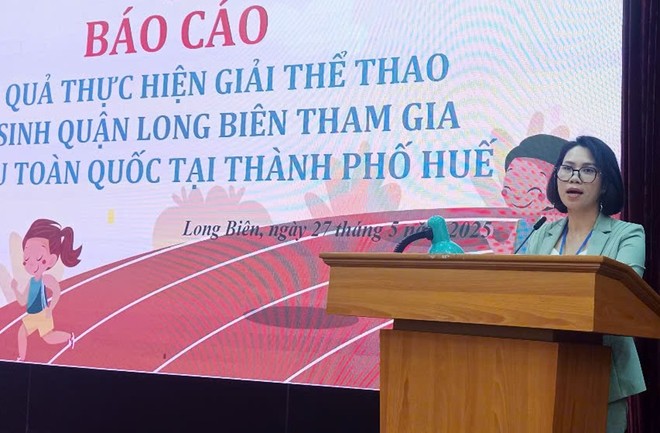Trưởng phòng Giáo dục và Đào tạo quận Long Biên - Đào Thị Hoa thông báo kết quả thi đấu thể thao của học sinh quận Long Biên năm học 2024-2025