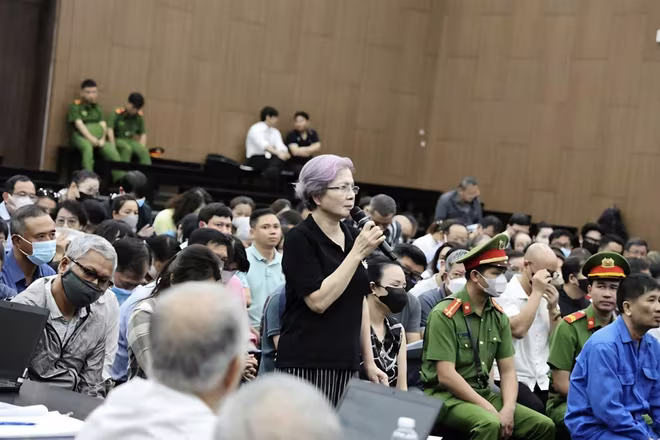 Tại phiên tòa, một nữ bị cáo khai thường xuyên đến King Club đánh bạc để đỡ căng thẳng Tại phiên tòa, một nữ bị cáo khai thường xuyên đến King Club đánh bạc để đỡ căng thẳng