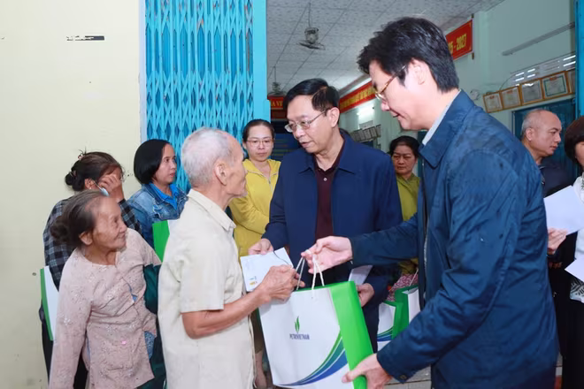 Đoàn hỗ trợ của Petrovietnam thăm hỏi, động viên và trao các phần quà cho đồng bào Đà Nẵng bị ảnh hưởng do mưa lũ. Đoàn hỗ trợ của Petrovietnam thăm hỏi, động viên và trao các phần quà cho đồng bào Đà Nẵng bị ảnh hưởng do mưa lũ.