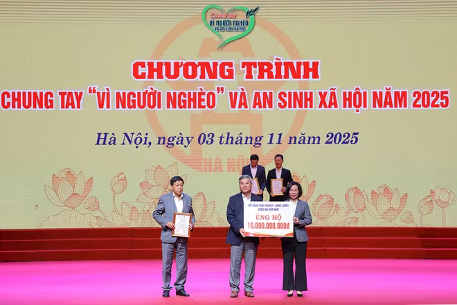 Phó Tổng Giám đốc Petrovietnam Đỗ Chí Thanh trao ủng hộ 10 tỷ đồng cho quỹ “Vì người nghèo” thành phố Hà Nội. Phó Tổng Giám đốc Petrovietnam Đỗ Chí Thanh trao ủng hộ 10 tỷ đồng cho quỹ “Vì người nghèo” thành phố Hà Nội.