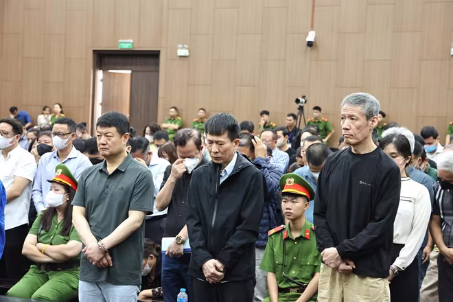 Các bị cáo người Hàn Quốc bị đưa ra xét xử với vai trò tổ chức đánh bạc. Các bị cáo người Hàn Quốc bị đưa ra xét xử với vai trò tổ chức đánh bạc.