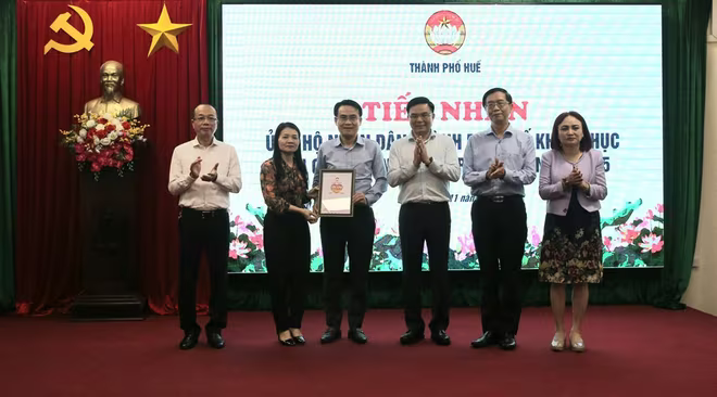 Petrovietnam trao biểu trưng hỗ trợ 5 tỷ đồng tại TP Huế. Petrovietnam trao biểu trưng hỗ trợ 5 tỷ đồng tại TP Huế.