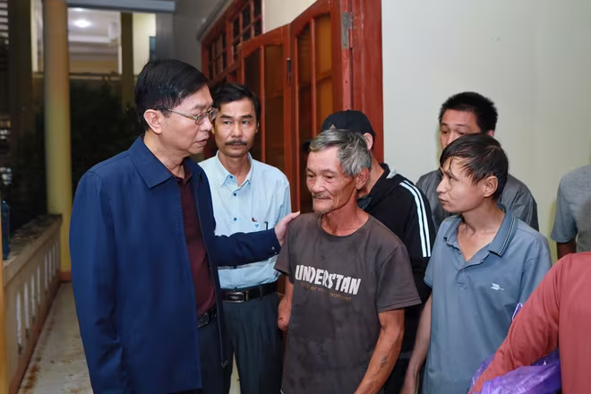 Lãnh đạo Petrovietnam động viên người dân bị ảnh hưởng bởi thiên tai tại miền Trung. Lãnh đạo Petrovietnam động viên người dân bị ảnh hưởng bởi thiên tai tại miền Trung.