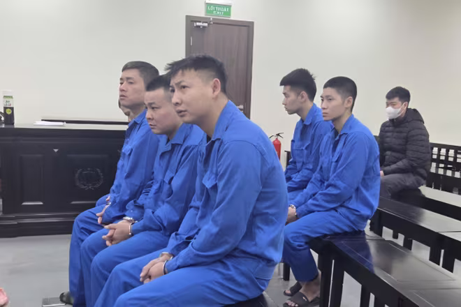 Các bị cáo trong vụ án bị đưa ra xét xử tại phiên tòa.