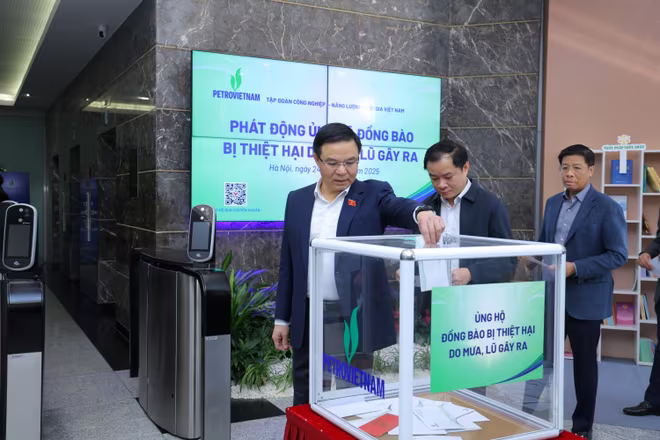 Đồng chí Lê Mạnh Hùng - Bí thư Đảng ủy, Chủ tịch HĐTV Petrovietnam và các đồng chí lãnh đạo Tập đoàn quyên góp ủng hộ đồng bào miền Trung, Tây Nguyên bị ảnh hưởng bởi mưa lũ, kịp thời chia sẻ, hỗ trợ bà con gặp thiên tai. Đồng chí Lê Mạnh Hùng - Bí thư Đảng ủy, Chủ tịch HĐTV Petrovietnam và các đồng chí lãnh đạo Tập đoàn quyên góp ủng hộ đồng bào miền Trung, Tây Nguyên bị ảnh hưởng bởi mưa lũ, kịp thời chia sẻ, hỗ trợ bà con gặp thiên tai.