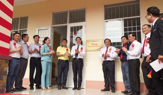 Phòng thực hành giáo dục STEM tại Trường THPT Võ Văn Kiệt trước giờ khánh thành. Phòng thực hành giáo dục STEM tại Trường THPT Võ Văn Kiệt trước giờ khánh thành.